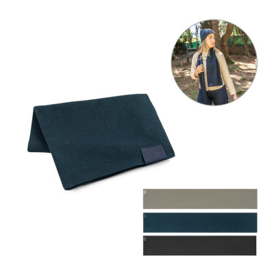 SERENITY. Cachecol em poliéster reciclado (100 rPET) com um detalhe costurado para personalização